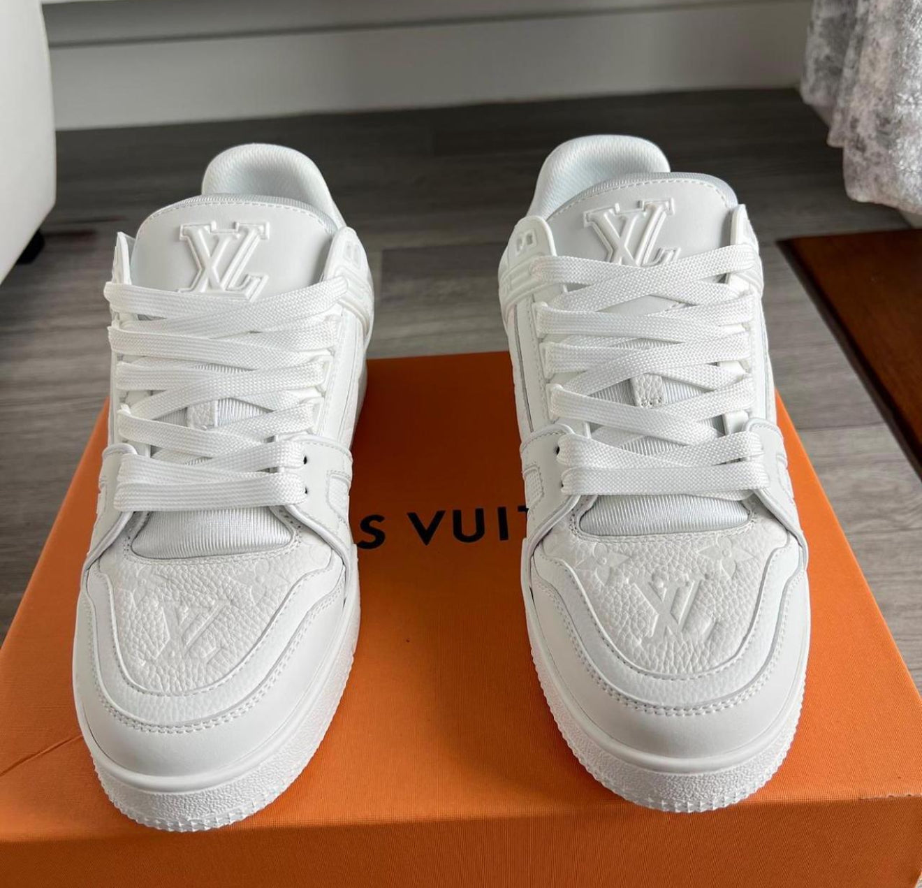 LV SNEAKERS TRIPLE WHITE SIZE 9