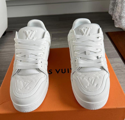 LV SNEAKERS TRIPLE WHITE SIZE 9